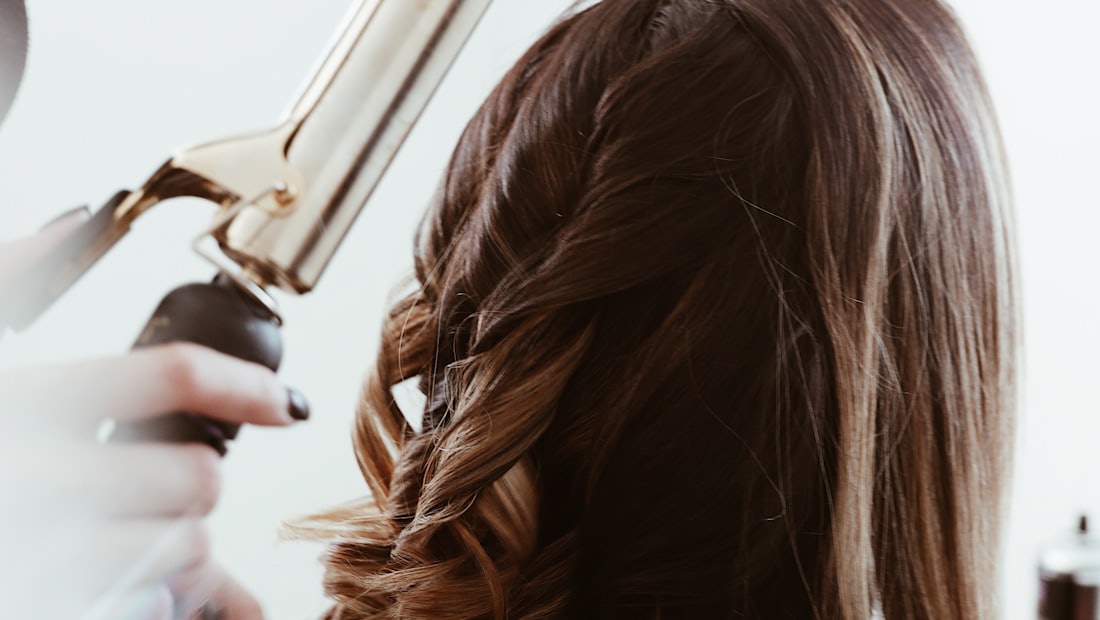 Locken mit dem Lockenstab stylen