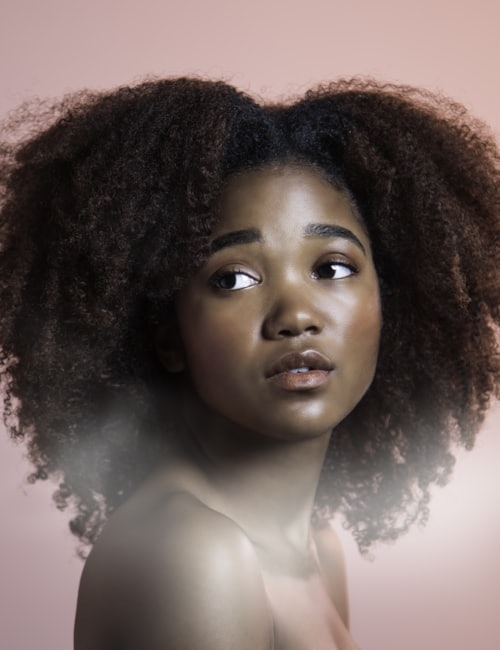 Amara, Expertin für Farbe und Locken