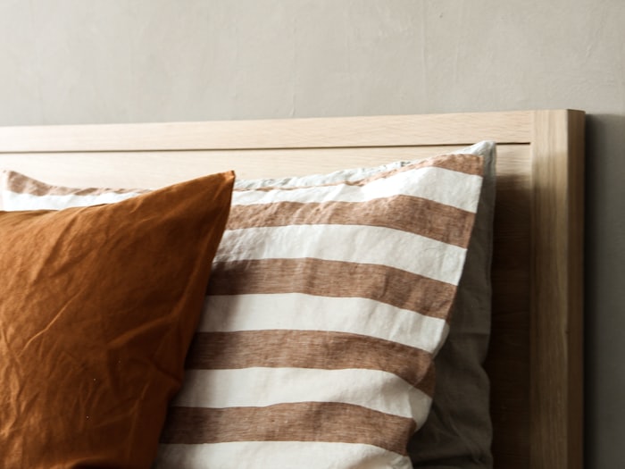 Bett und Schlafzimmermöbel aus Holz